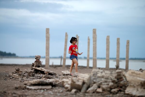 Cô gái trên tàn tích của một ngôi đền ở tỉnh Lopburi, Thái Lan - Sputnik Việt Nam