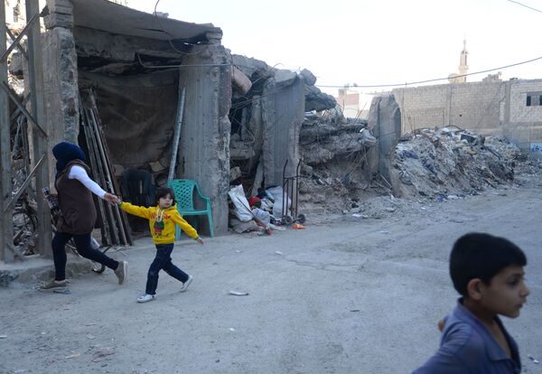 Người dân địa phương trên đường phố giữa những tòa nhà bị phá hủy ở Damascus - Sputnik Việt Nam