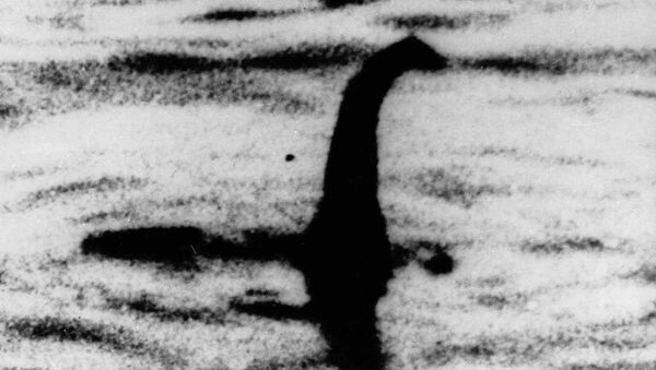Năm 1933. Lần đầu tiên thấy quái vật ở hồ Loch Ness (Nessie). Cho tới nay ghi nhận khoảng 4.000 lần quan sát và bắt gặp “thủy quái”. Cuộc nghiên cứu hồ bằng thiết bị thủy âm định vị năm 1992 phát hiện 5 loài thằn lằn khổng lồ. - Sputnik Việt Nam