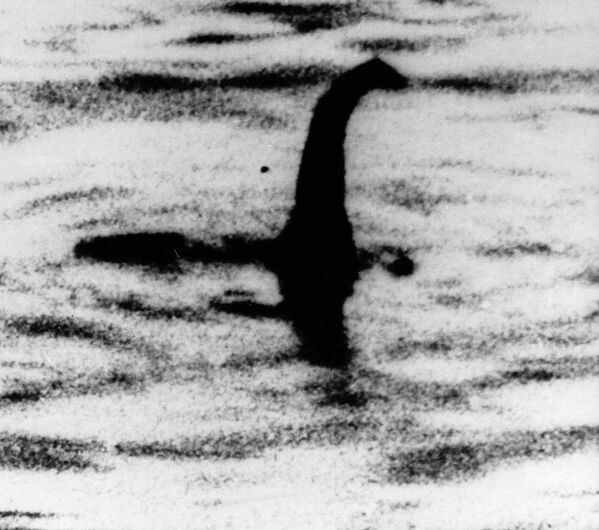 Năm 1933. Lần đầu tiên thấy quái vật ở hồ Loch Ness (Nessie). Cho tới nay ghi nhận khoảng 4.000 lần quan sát và bắt gặp “thủy quái”. Cuộc nghiên cứu hồ bằng thiết bị thủy âm định vị năm 1992 phát hiện 5 loài thằn lằn khổng lồ. - Sputnik Việt Nam