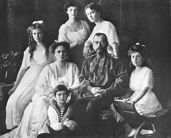 Năm 1918. Gia đình Sa hoàng cuối cùng Nikolai II bị bắn chết.  Cho đến nay chưa tìm đủ hài cốt của tất cả các thành viên gia đình này, dẫn đến sự xuất hiện của mấy công chúa Anastasia và những người thừa kế ngai vàng Nga. - Sputnik Việt Nam