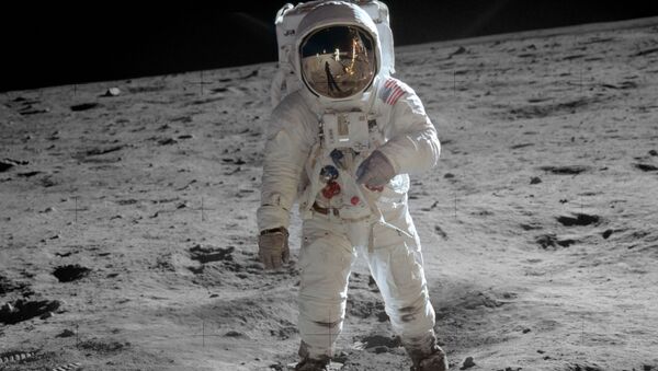 Năm 1969. Người Mỹ đổ bộ xuống Mặt trăng. Bản thân sự kiện vẫn gây tranh cãi cho đến ngày nay. - Sputnik Việt Nam