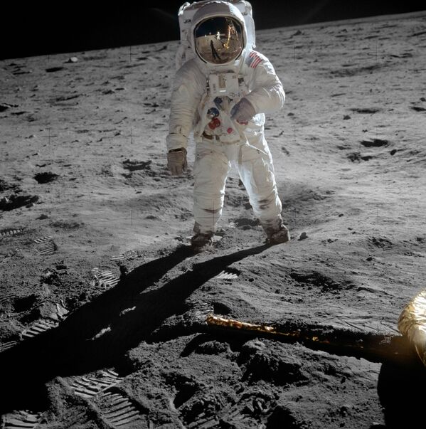 Năm 1969. Người Mỹ đổ bộ xuống Mặt trăng. Bản thân sự kiện vẫn gây tranh cãi cho đến ngày nay. - Sputnik Việt Nam