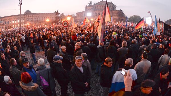 Ngày 19 tháng 10, hơn 30 nghìn người ủng hộ và phản đối phong trào Người châu Âu yêu nước chống Hồi giáo hóa cựu thế giới ở Dresden đã xuống đường - Sputnik Việt Nam