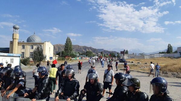 Cảnh sát và người dân địa phương ở làng Koy-Tash, nơi các lực lượng đặc nhiệm bắt giữ cựu tổng thống Kyrgyzstan - Sputnik Việt Nam