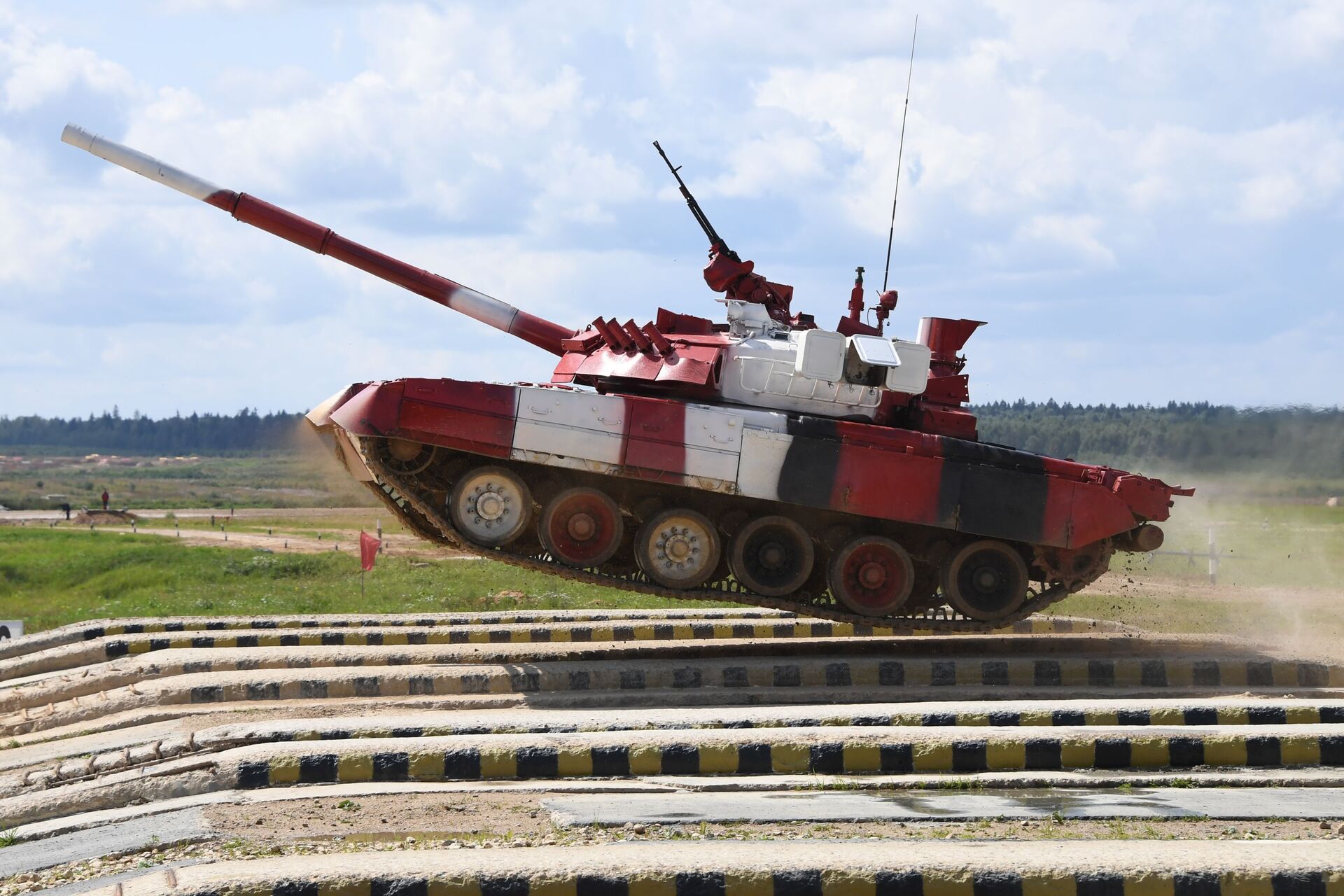 Xe tăng T-80 của đội quân Nga trong Cuộc đua cá nhân giữa các tổ lái nữ trong cuộc thi xe tăng tại Army International Games-2019 trong Công viên Patriot - Sputnik Việt Nam, 1920, 05.10.2021