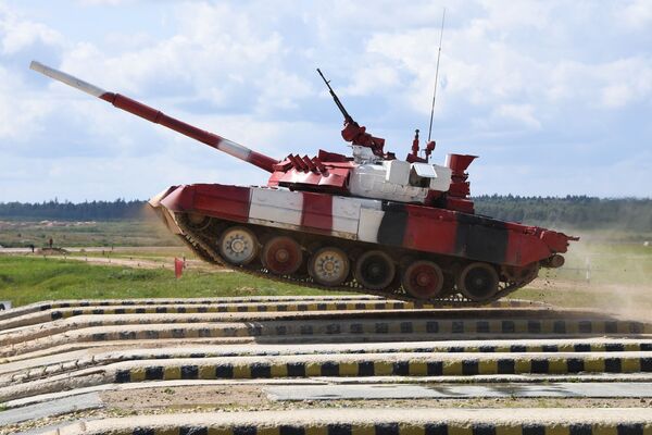 Xe tăng T-80 của đội quân Nga trong Cuộc đua cá nhân giữa các tổ lái nữ trong cuộc thi xe tăng tại Army International Games-2019 trong Công viên Patriot - Sputnik Việt Nam