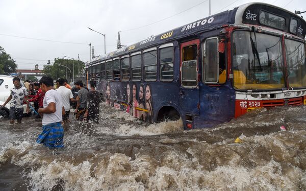 Xe buýt trên con đường bị ngập lụt sau trận mưa lớn ở Mumbai - Sputnik Việt Nam