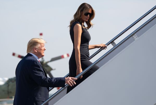 Tổng thống Mỹ Donald Trump và Đệ nhất phu nhân Melania Trump trên thang máy bay tổng thống, Texas - Sputnik Việt Nam