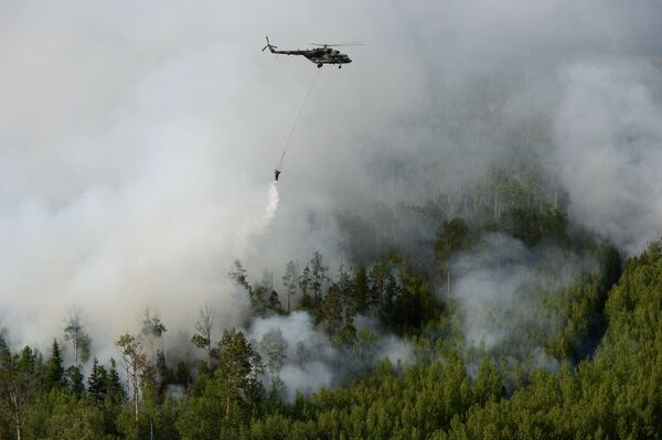 Máy bay trực thăng Mi-8 dập đám cháy rừng ở tỉnh Krasnoyarsk - Sputnik Việt Nam
