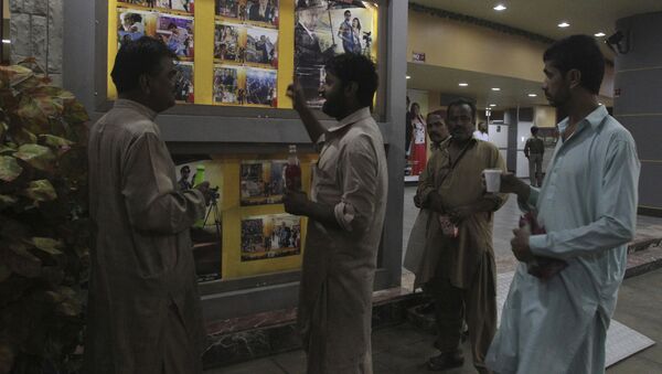 Khán giả tại một rạp chiếu phim ở thành phố Karachi, Pakistan. - Sputnik Việt Nam