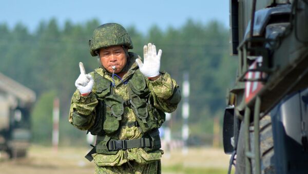 Những người nước ngoài tham gia trong cuộc thi của Hội thao Quân sự Quốc tế - 2019 ở ngoại ô Tyumen đã lần đầu tiên được thử nghiệm tổ hợp thiết bị quân sự của Nga “Ratnik-2” - Sputnik Việt Nam