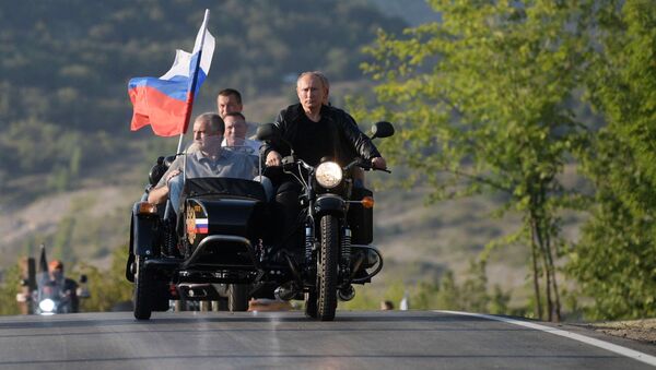 Ông Putin đến dự buổi trình diễn mô-tô trên chiếc xe “Ural” - Sputnik Việt Nam