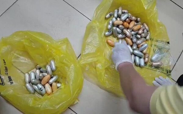 Việt Nam bắt người đàn ông châu Phi nuốt cả 1,6kg ma túy vào bụng Việt Nam bắt người đàn ông châu Phi nuốt cả 1,6kg ma túy vào bụng - Sputnik Việt Nam