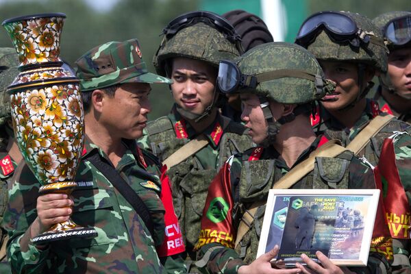 Kỹ sư quân sự Việt Nam giành vị trí thứ ba trong cuộc thi Tuyến đường an toàn tại ARMY Kỹ sư quân sự Việt Nam giành vị trí thứ ba trong cuộc thi Tuyến đường an toàn tại ARMY - Sputnik Việt Nam