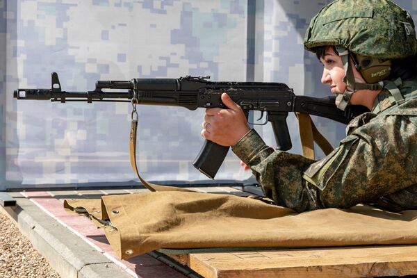 Nữ quân nhân tham gia cuộc thi Nhà bếp dã chiến trong buổi bắn súng tại Hội thao quân sự quốc tế 2019 - Sputnik Việt Nam