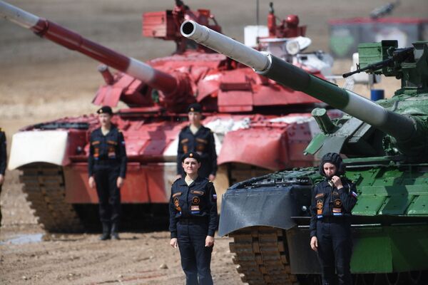 Tổ lái xe tăng T-80 của đội tuyển Nga sau khi kết thúc Cuộc đua cá nhân nữ trong cuộc thi Tank Biathlon, Hội thao quân sự quốc tế 2019 tại Công viên Patriot - Sputnik Việt Nam