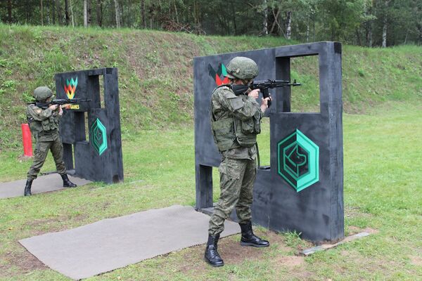 Nữ quân nhân thi bài Nhà thiện xạ trong khuôn khổ cuộc thi Người bạn trung thành tại Hội thao quân sự quốc tế 2019  - Sputnik Việt Nam
