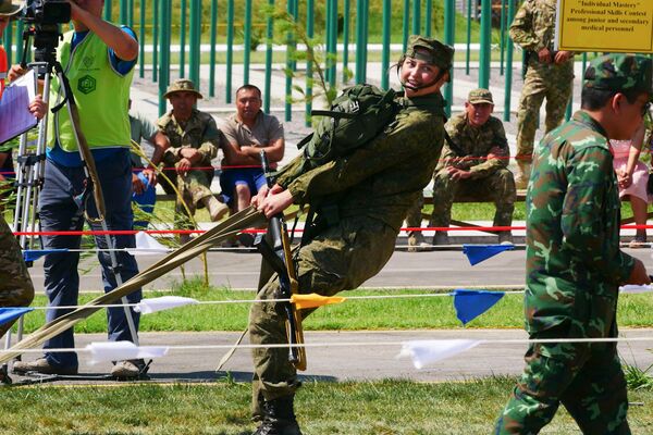 Bác sĩ quân đội Nga hướng dẫn cấp cứu người trong điều kiện ngoài bệnh viện trong khuôn khổ Hội thao quân sự quốc tế 2019  - Sputnik Việt Nam