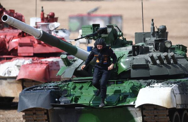 Thành viên tổ lái xe tăng T-80 của đội tuyển Nga tại chung kết Cuộc đua cá nhân nữ trong Tank Biathlon tại Hội thao quân sự quốc tế 2019 - Sputnik Việt Nam