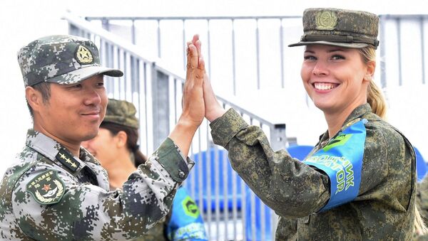 Nữ quân nhân đội tuyển Nga và nữ quân nhân đội tuyển Trung Quốc trong trận bán kết cuộc thi Công thức kỹ thuật tại thao trường Andreevsky ở tỉnh Tyumen - Sputnik Việt Nam