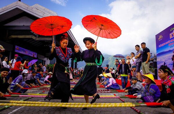 Lào Cai: Hơn 6.000 người tham gia xác lập kỷ lục nhảy sạp tại Fansipan  - Sputnik Việt Nam