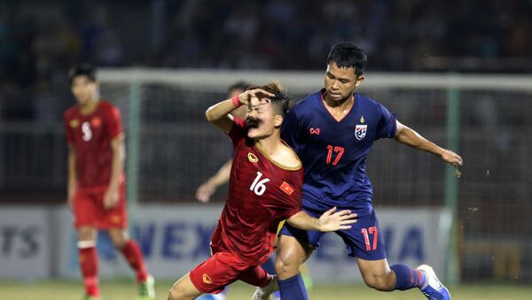 U18 Thái Lan (áo xanh) chỉ có thể thủ hoà U18 Việt Nam. - Sputnik Việt Nam