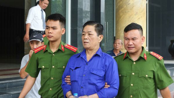 Cảnh sát dẫn giải bị cáo Nguyễn Kim Hưng (tức Hưng “kính”) về trại giam sau khi tòa tuyên án. - Sputnik Việt Nam