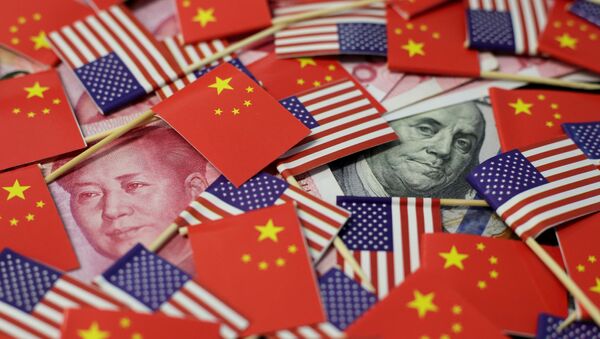 Tiền đô la Mỹ và tiền tệ nhân dân tệ của Trung Quốc giữa lá cờ Hoa Kỳ và Trung Quốc - Sputnik Việt Nam