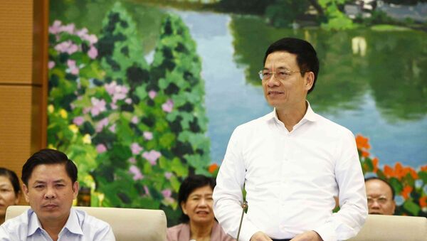 Bộ trưởng Bộ Thông tin và Truyền thông Nguyễn Mạnh Hùng trả lời các câu hỏi của đại biểu nêu. - Sputnik Việt Nam