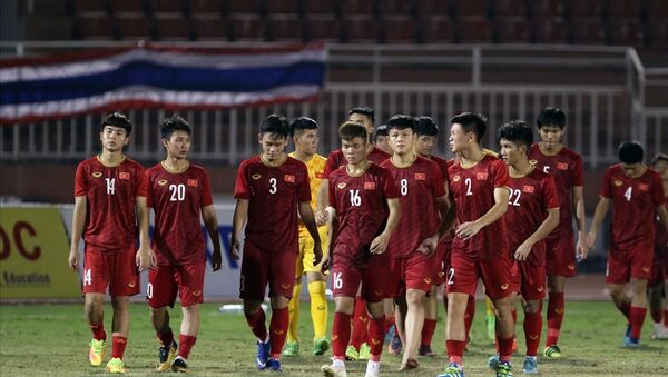 U18 Việt Nam thua Campuchia, qua đó dâng vé vào bán kết cho U18 Malaysia. - Sputnik Việt Nam