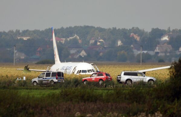 Máy bay A-321 chở hành khách hạ cánh cứng xuống ngoại ô Moskva - Sputnik Việt Nam