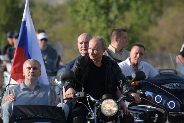 Tổng thống Nga Vladimir Putin tại lễ hội xe máy quốc tế “Đêm Babylon” do câu lạc bộ mô tô “Những con sói đêm” tổ chức tại Sevastopol - Sputnik Việt Nam
