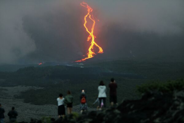 Mọi người theo dõi sự phun trào của núi lửa Piton de la Fournaise trên đảo Reunion, Pháp - Sputnik Việt Nam