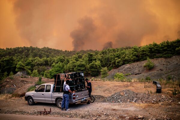 Nông dân trong vụ cháy rừng trên đảo Evia, Hy Lạp - Sputnik Việt Nam