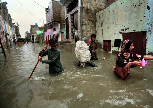 Đường phố ngập nước do hậu quả mưa nhiều ở Pakistan - Sputnik Việt Nam
