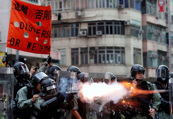 Cảnh sát Hồng Kông sử dụng hơi cay để giải tán người biểu tình - Sputnik Việt Nam