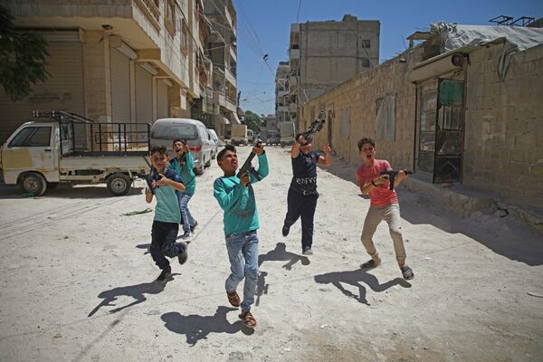 Trẻ em Syria chơi súng nhựa ở Idlib - Sputnik Việt Nam
