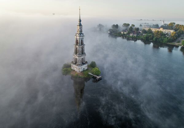Tháp chuông Nhà thờ St. Nicholas bị ngập bởi nước hồ Uglich ở thành phố Kalyazin, tỉnh Tver - Sputnik Việt Nam