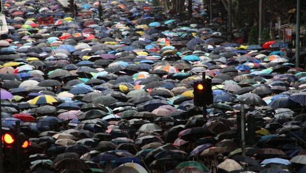 Hàng chục ngàn người biểu tình tuần hành ở Hồng Kông. - Sputnik Việt Nam
