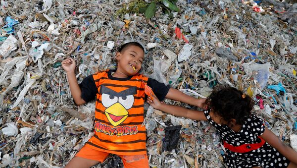 Trẻ em trên núi rác ở làng Bangun, Indonesia - Sputnik Việt Nam