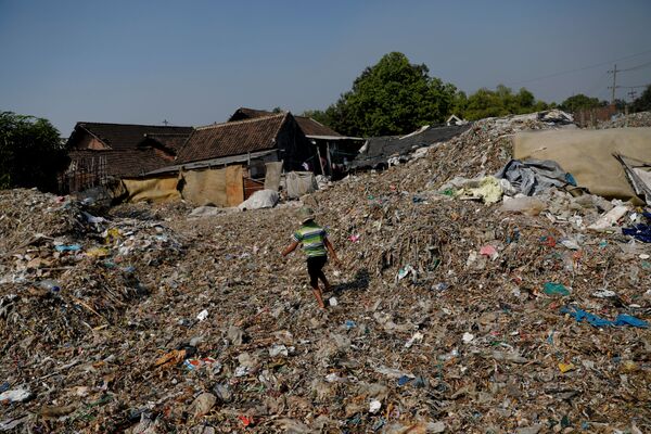 Những đống rác ở làng Bangun, Indonesia - Sputnik Việt Nam