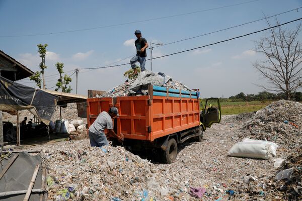 Dỡ rác thải ở làng Bangun, Indonesia - Sputnik Việt Nam