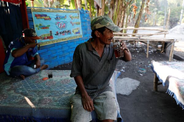 Người thu gom rác Salam uống trà trước khi phân loại rác ở Bangun, Indonesia - Sputnik Việt Nam