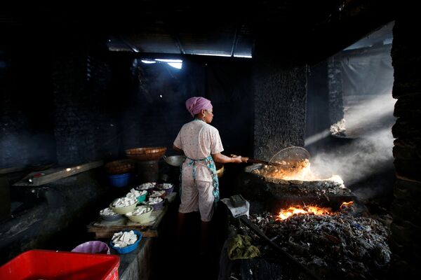 Dùng nhiên liệu chất thải để nấu ăn ở làng Bangun, Indonesia - Sputnik Việt Nam