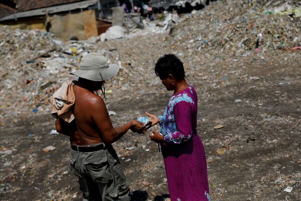 Cư dân địa phương nhận tiền sau khi dỡ rác tại ngôi làng quê hương Bangun, Indonesia - Sputnik Việt Nam