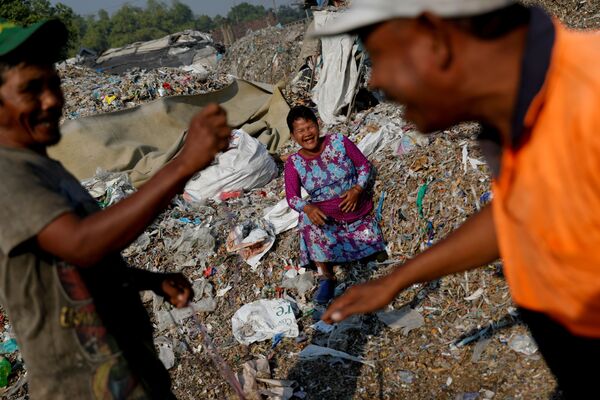 Người dân địa phương gần đống rác ở làng Bagun, Indonesia - Sputnik Việt Nam