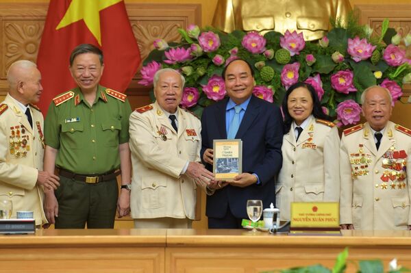 Thủ tướng gặp mặt đoàn cán bộ công an chi viện chiến trường miền Nam Thủ tướng gặp mặt đoàn cán bộ công an chi viện chiến trường miền Nam - Sputnik Việt Nam