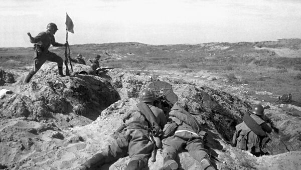 Người lính đặt cờ trong trận chiến trên ngọn đồi Remizov gần sông Khalkhin-Gol. Năm 1939 - Sputnik Việt Nam