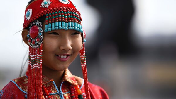 Cô gái mặc trang phục dân tộc ở thành phố Choibalsan, Mông Cổ - Sputnik Việt Nam